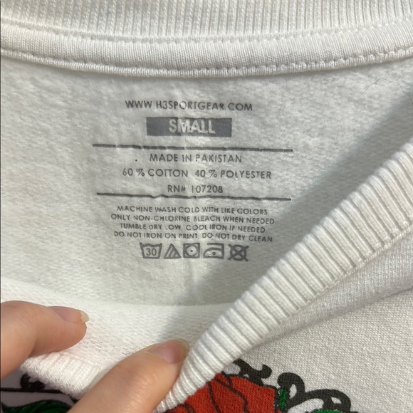 H3SportGear White Sweatshirt with Floral and Butterfly Design --women's small - Picture 4 of 4